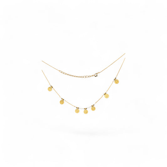 Collar interior blanco con medallas de oro